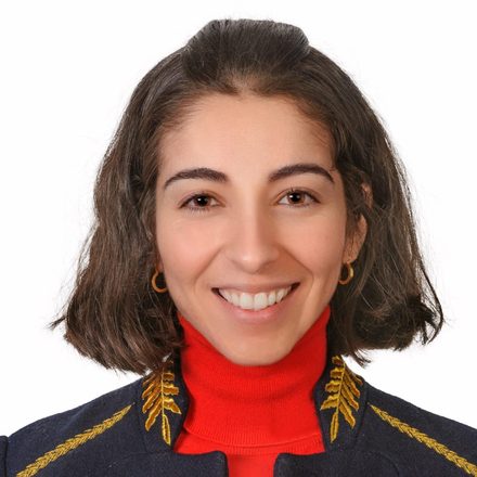Adriana, explicadora, a sorrir para a câmara.